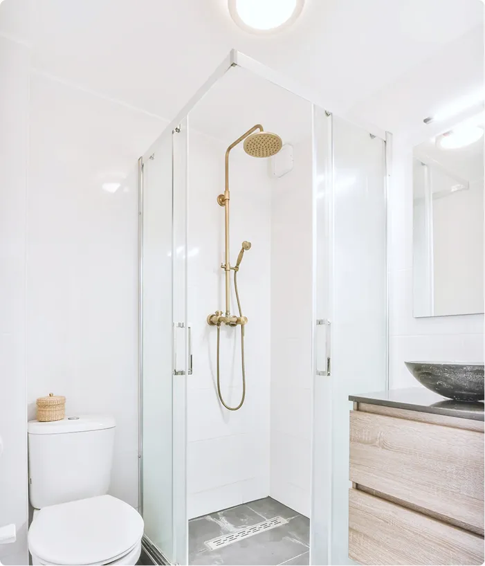Douche moderne blanche avec pommeau de douche doré - Rénov Salle de Bain Cholet