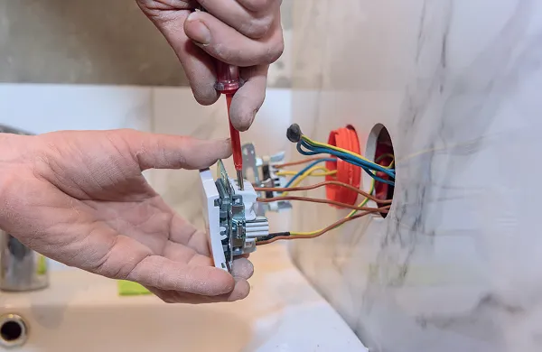 Travaux d'électricité pour rénovation de salle de bain - raccordement câbles électriques - Rénov Salle de Bain Cholet