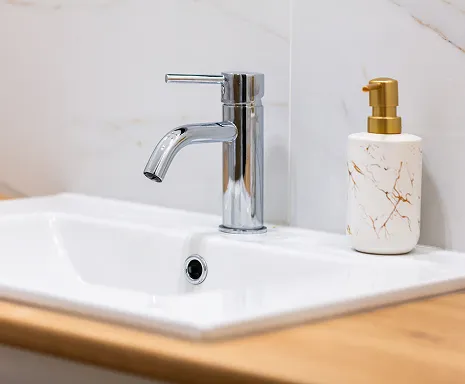 Lavabo de salle de bain rénové avec robinetterie chromée et porte-savon marbre - Rénov Salle de Bain Cholet