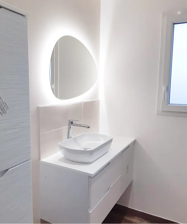 Réalisation salle de bain blanche avec miroir rond rétroéclairé - Rénov Salle de Bain Cholet
