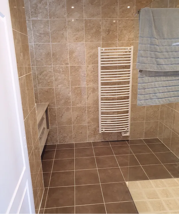 Réalisation salle de bain avec douche et sèche-serviettes - carrelage pierre - Rénov Salle de Bain Cholet