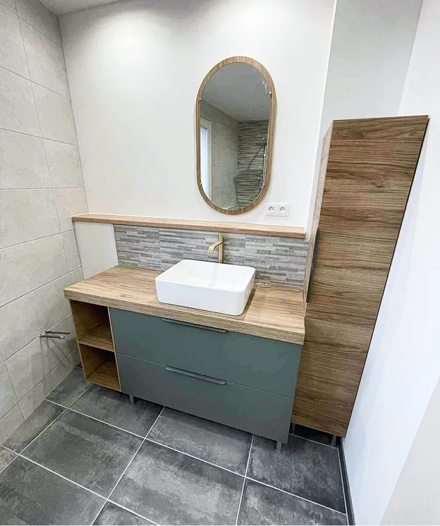 Réalisation salle de bain modernisée avec miroir ovale et panneau bois - Rénov Salle de Bain Cholet