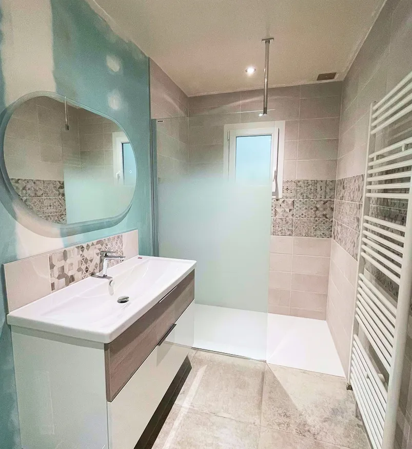 Réalisation salle de bain avec carrelage bleu turquoise et douche italienne - Rénov Salle de Bain Cholet