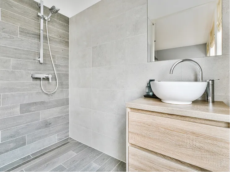 Salle de bain moderne grise et bois avec douche et vasque à poser - Rénov Salle de Bain Cholet